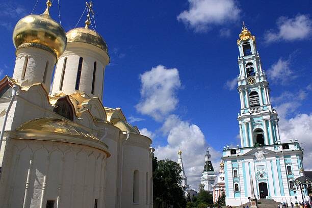 Это крупнейший мужской монастырь страны, вынесший Сергиев Посад в канон Золотого кольца!