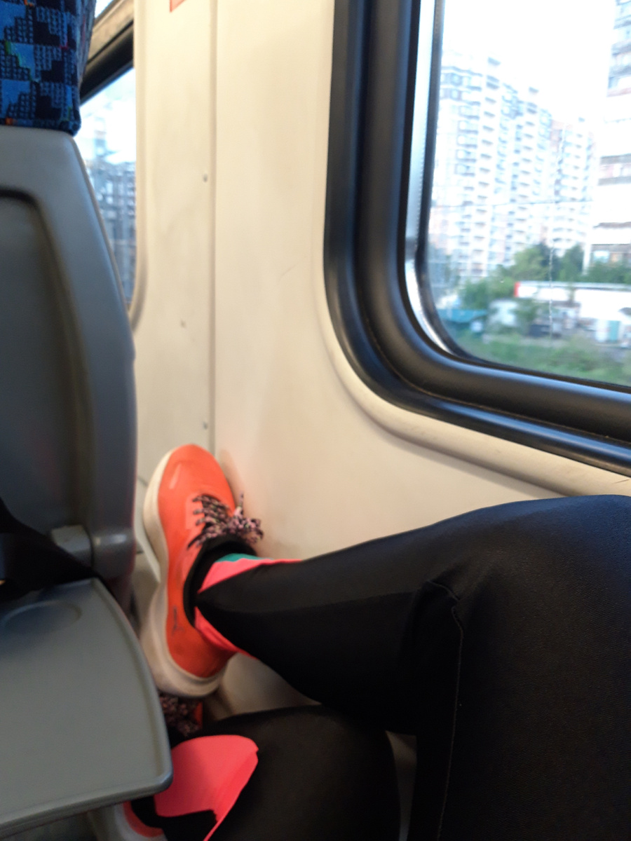 Добирались на поезде экспресс, он идёт всего час и почти без остановок. Там мягкие сиденья и есть зарядники. Стоит дороже в 2 раза, но у нас не было выбора, это единственная электричка в такое раннее время