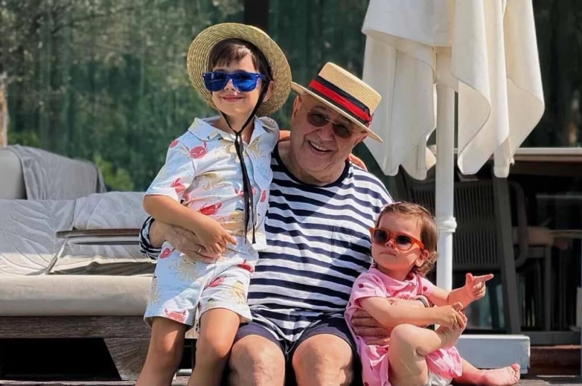    Евгений Петросян выложил в своих соцсетях только одно фото — с детьми.