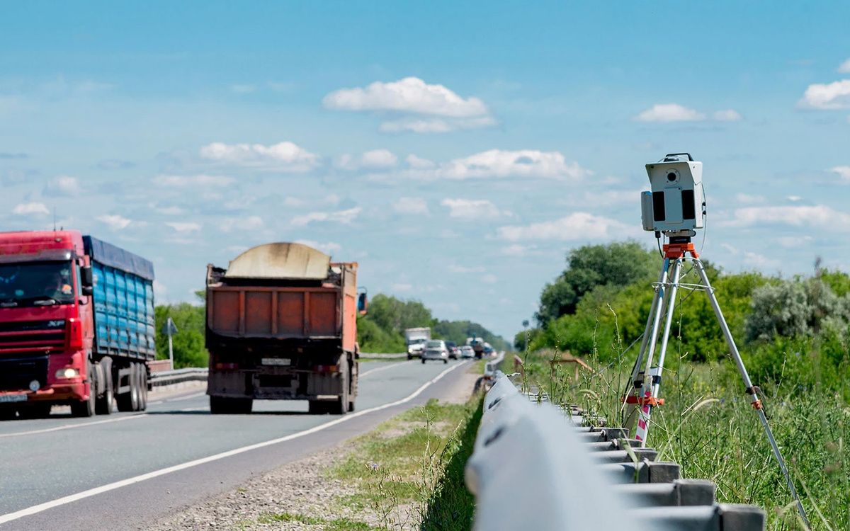63ru78 / Shutterstock / FOTODOM📷Передвижные камеры устанавливаются на штативах, треногах возле дороги, а также вышках на базе транспортных средств (ТС)