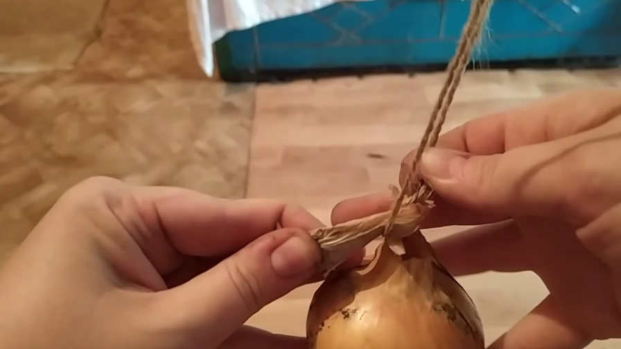 Плетение начинаю с крупных луковиц, постепенно добавляя более мелкие