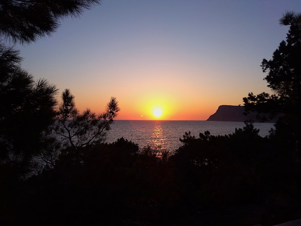 Закат над морем я всё ещё люблю, с тоской оглядываясь на него везя коляску вверх с пляжа...