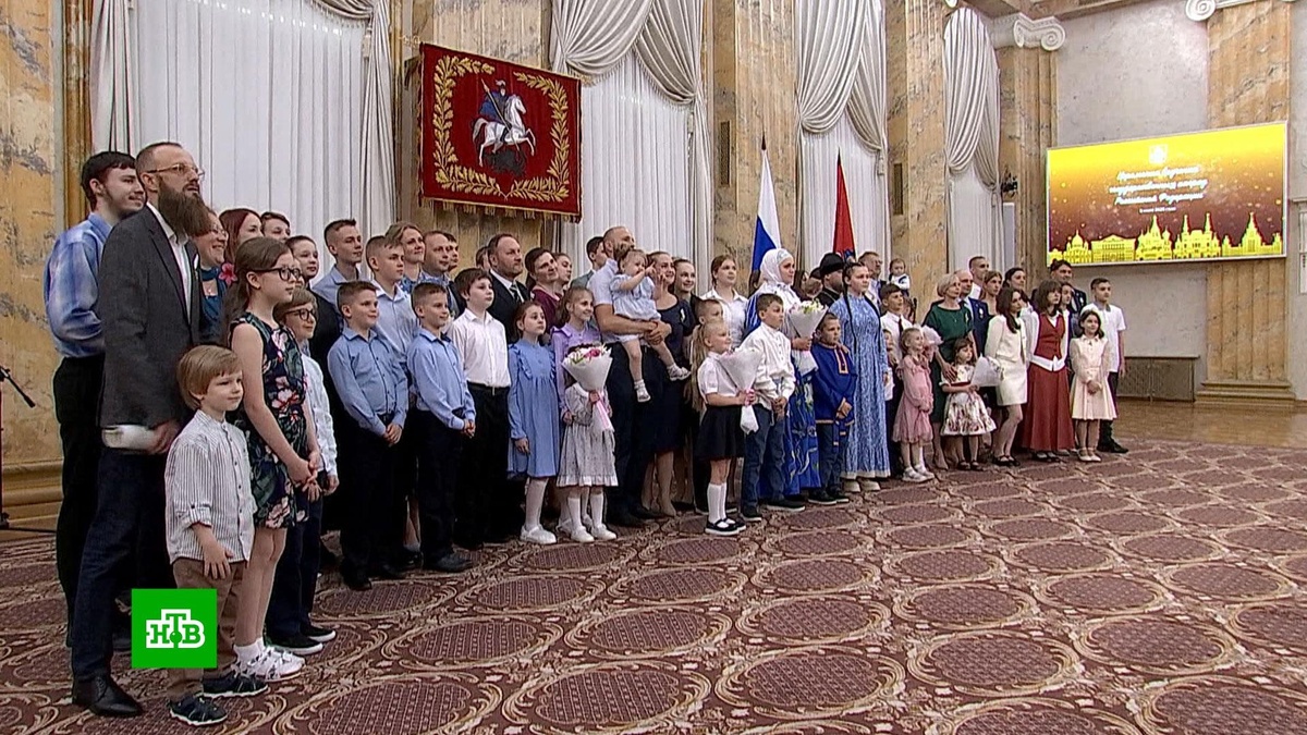    Собянин вручил награды многодетным семьям