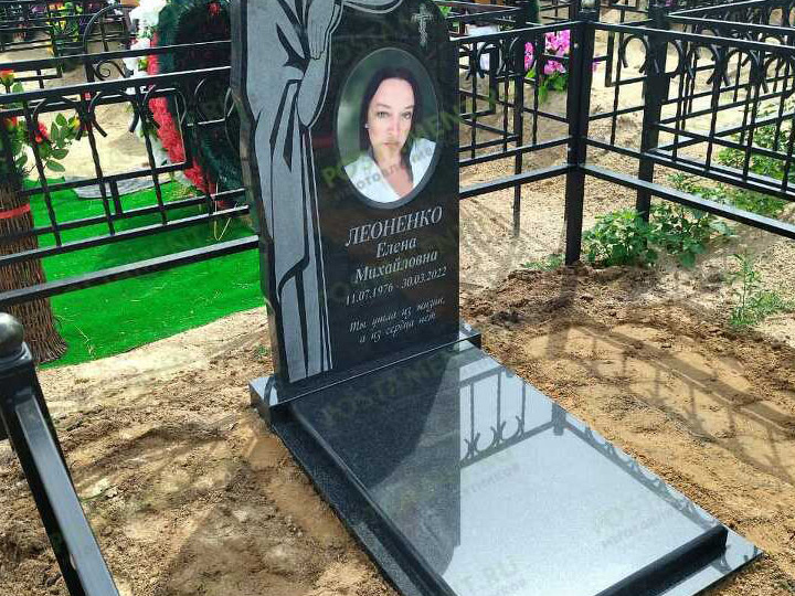 Памятник со Скорбящей Девой, на женскую могилу.