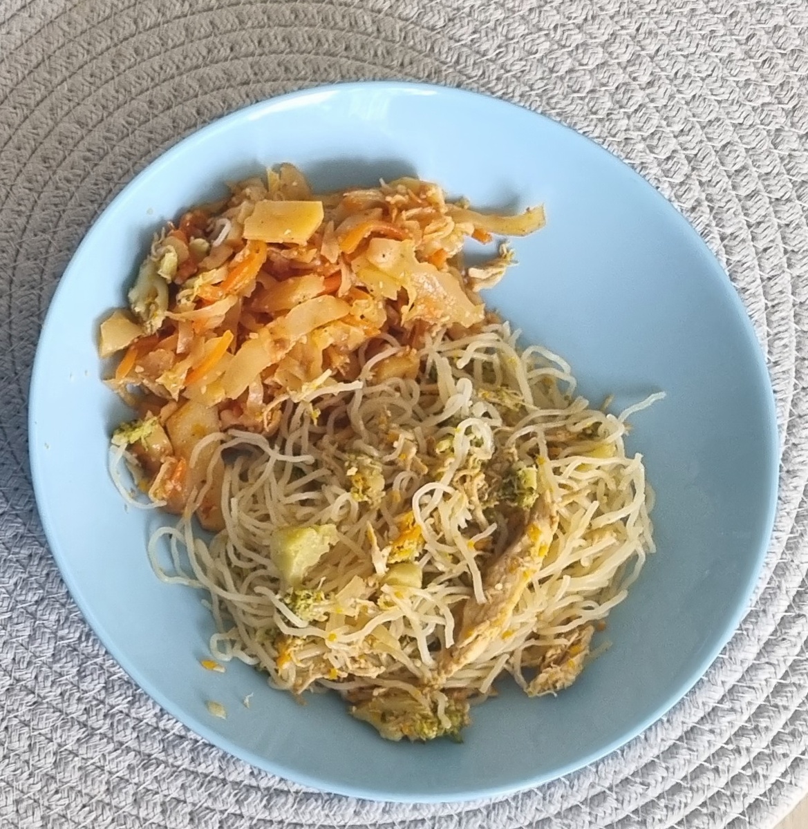 На фото фунчоза с тушеной капустой с катошкой.