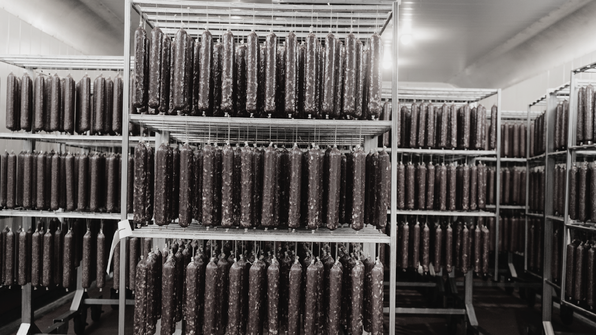 Архивное фото советской колбасы в заводской упаковке