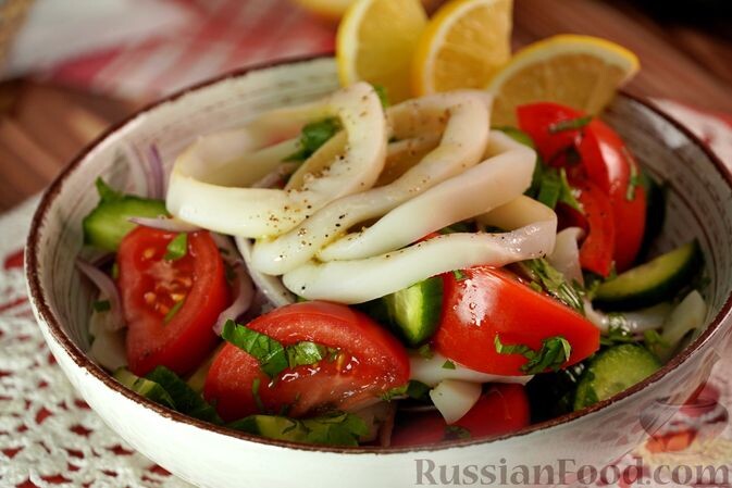 кальмары, огурцы, помидоры, лук репчатый красный, зелень петрушки, сок лимона, масло оливковое, соль, перец чёрный молотый