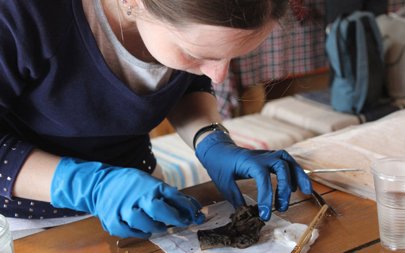  Работа с находкой, обнаруженной в разрушенном во время строительных работ погребении начала ХХ века в Сарапуле. Фото: Агентство по государственной охране объектов культурного наследия Удмуртии