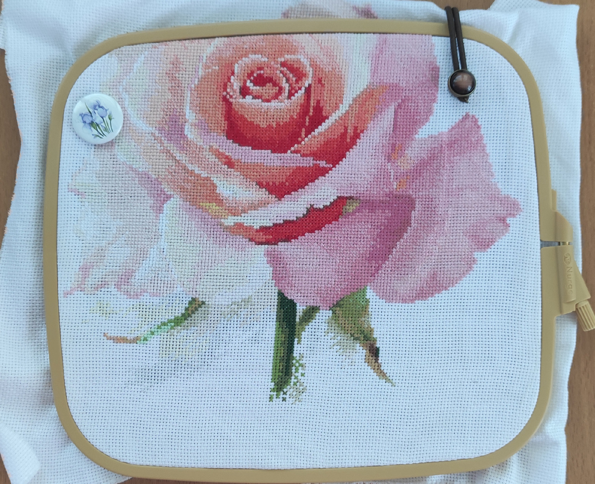 Ещё немного осталось вышить снизу и перейду к верхней части