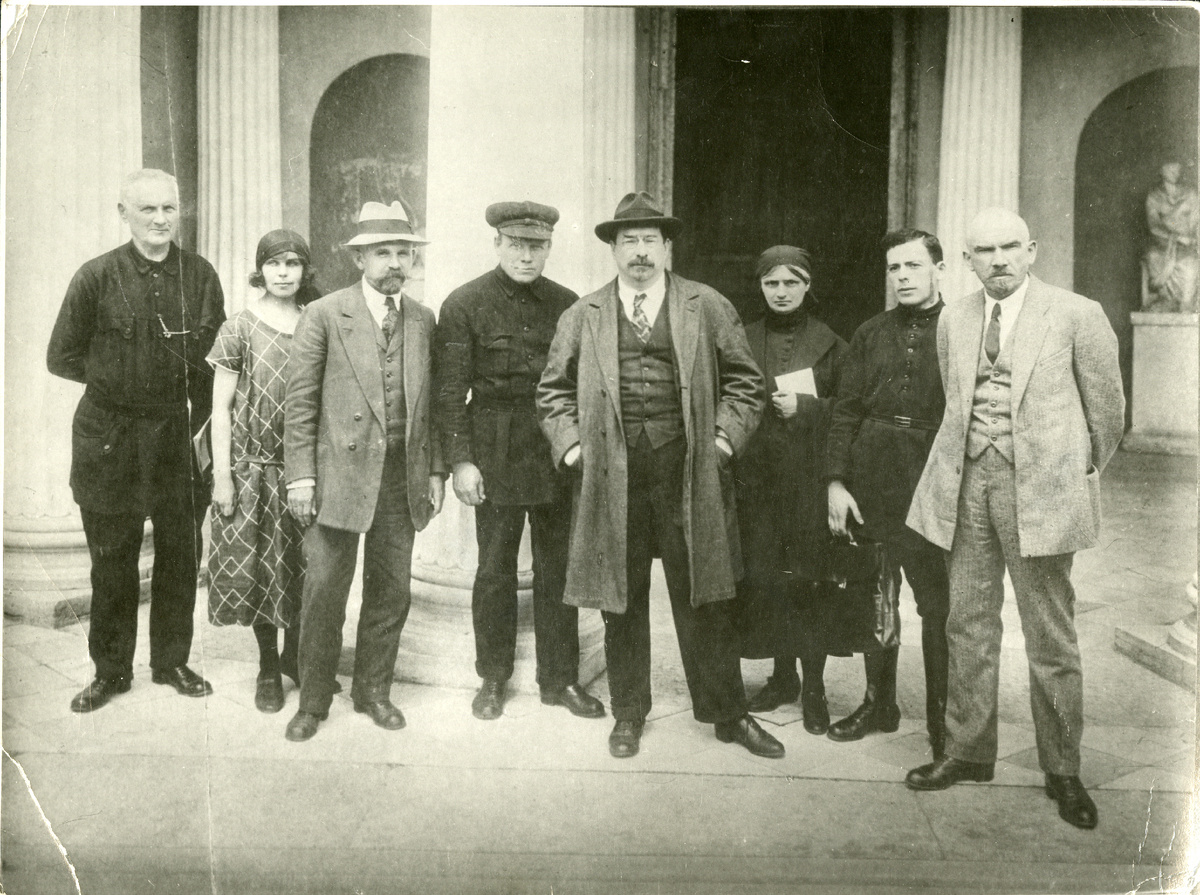 А. В. Луначарский среди первых сотрудников музея. 1918 г. Фото из коллекции ГМЗ «Царское Село»
