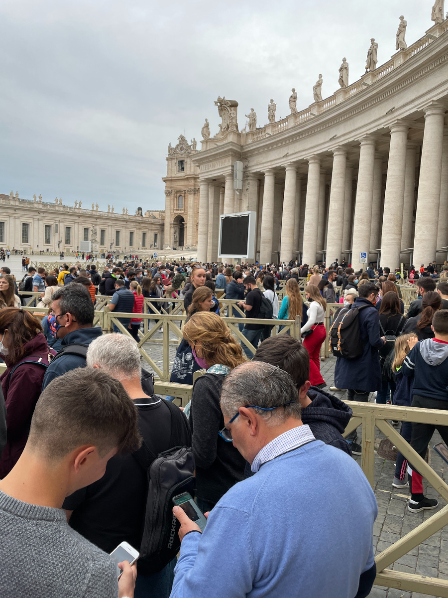 Очередь в Собор вот такая...