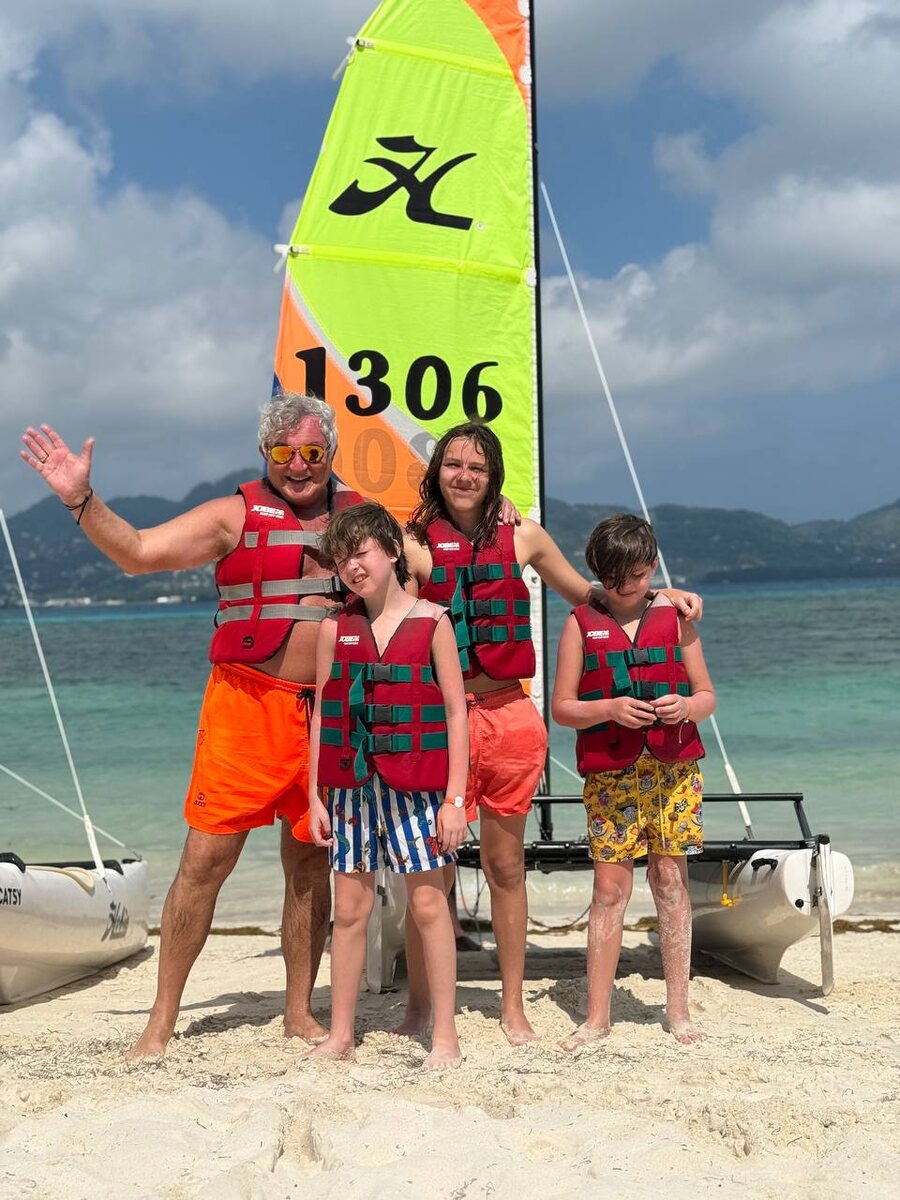 Дмитрий Дибров с сыновьями. Фото: Telegram/@dibrovapolina