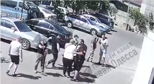    Побоище в Одессе: ТЦК устроили массовое избиение гражданских, которые вступились за жертву силовой мобилизации