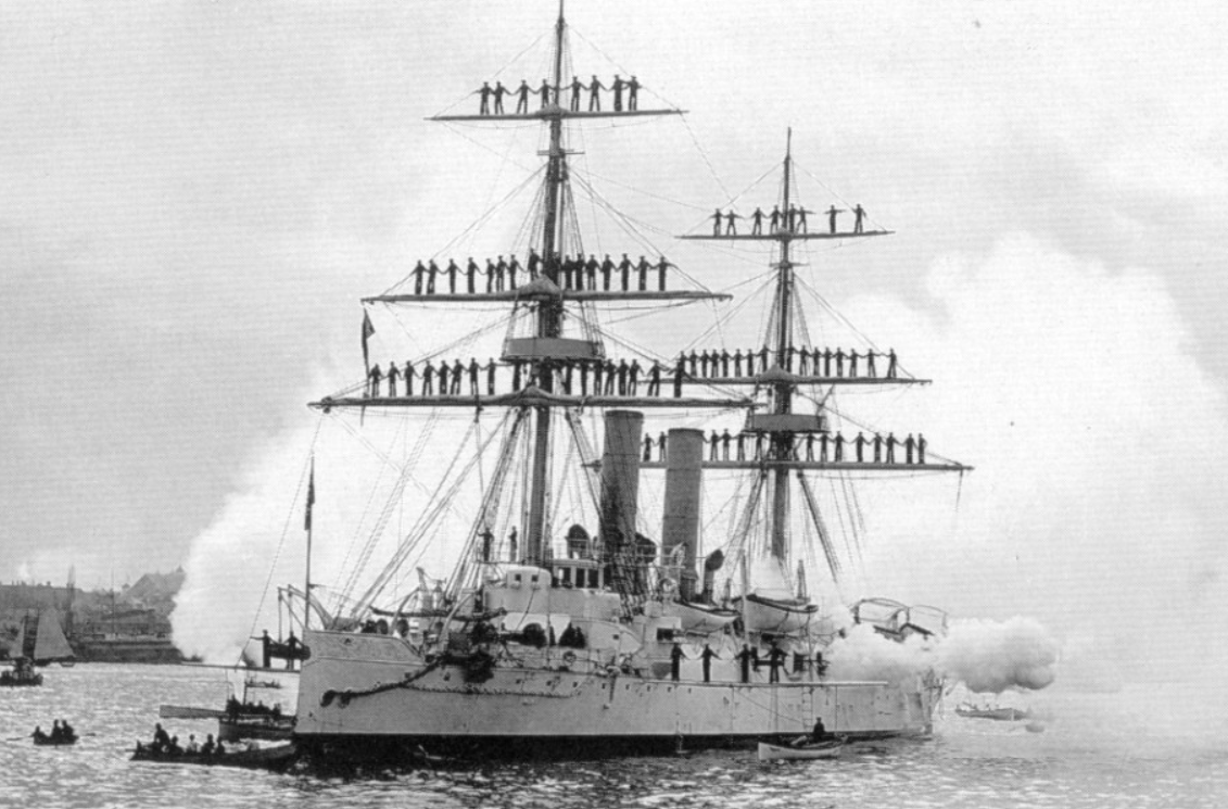 Пушки "Атланты" салютуют, экипаж отправлен на реи