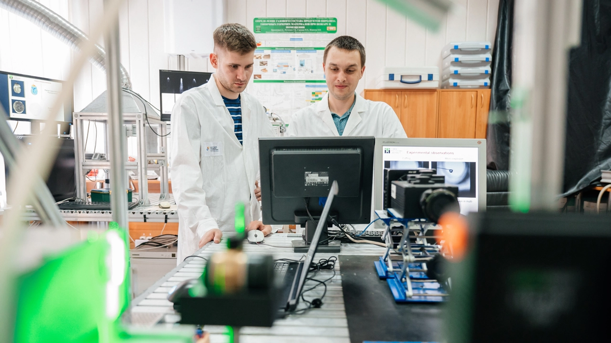 Сотрудники Лаборатории тепломассопереноса Исследовательской школы физики высокоэнергетических процессов Томского политехнического университета