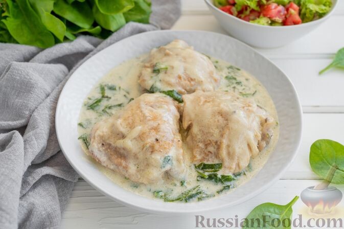 куриные бёдрышки, шпинат, лук репчатый, чеснок, сливки, сыр пармезан, мука, соль, перец чёрный молотый, масло растительное