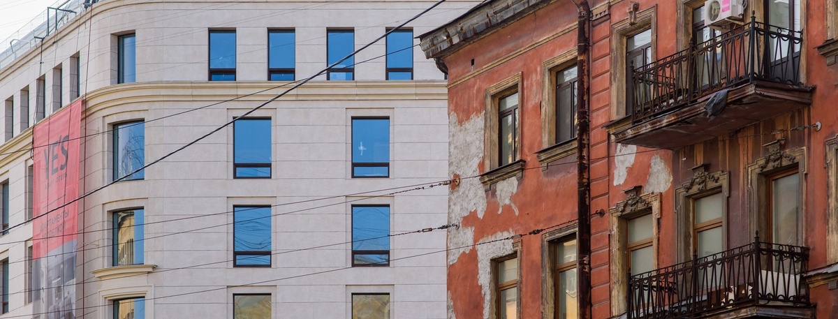    Вид на апарт-комплекс "Art Residence" (на заднем плане) в Петербурге. Автор фото: Сергей Ермохин ./ "Деловой Петербург"