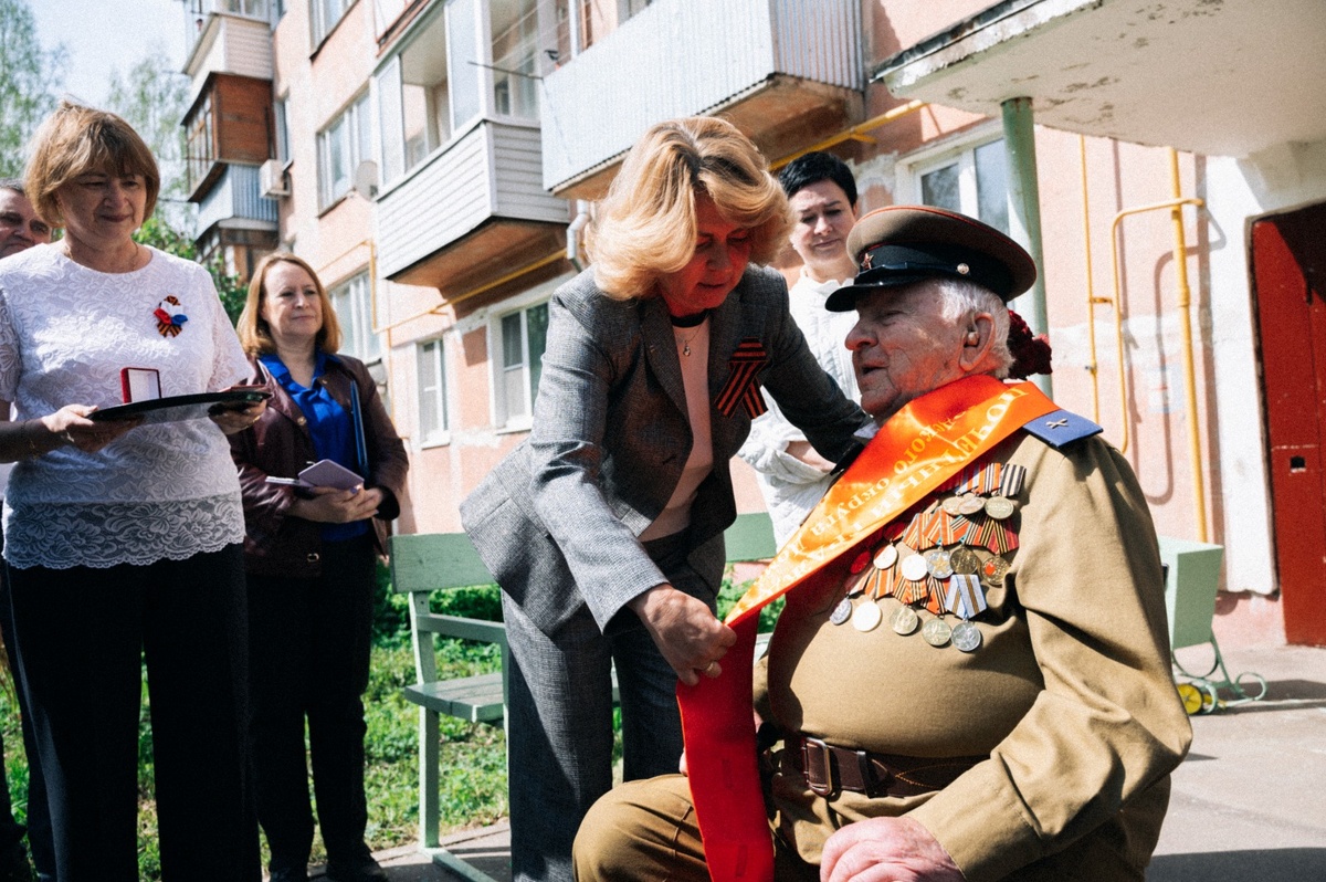 Глава городского округа Домодедово Евгения Хрусталева и депутат Мособлдумы Олег Жолобов поздравили ветерана Великой Отечественной войны Евгения Знаменского в рамках мероприятия «Парад Победы в каждый двор».