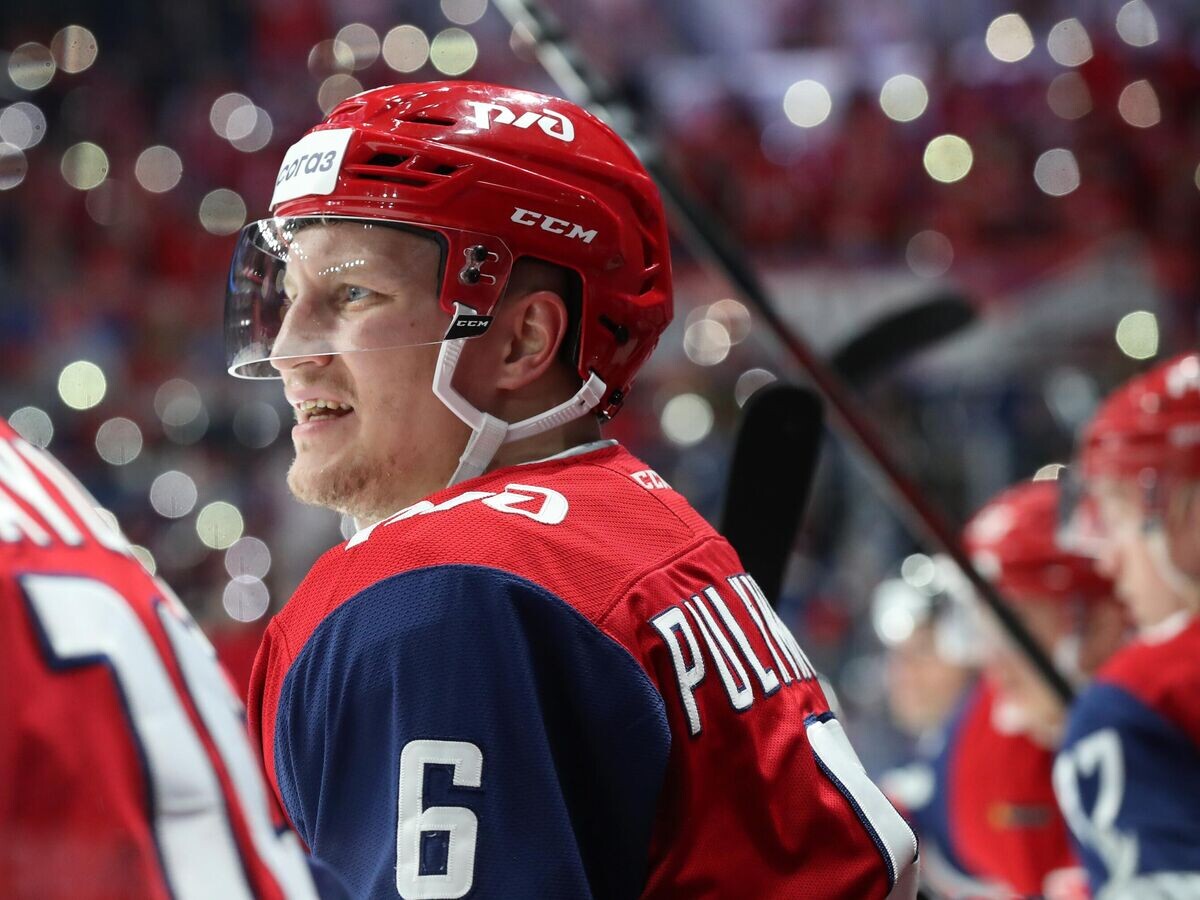    Хоккеист Теэму Пулккинен© РИА Новости / Ярослав Неелов