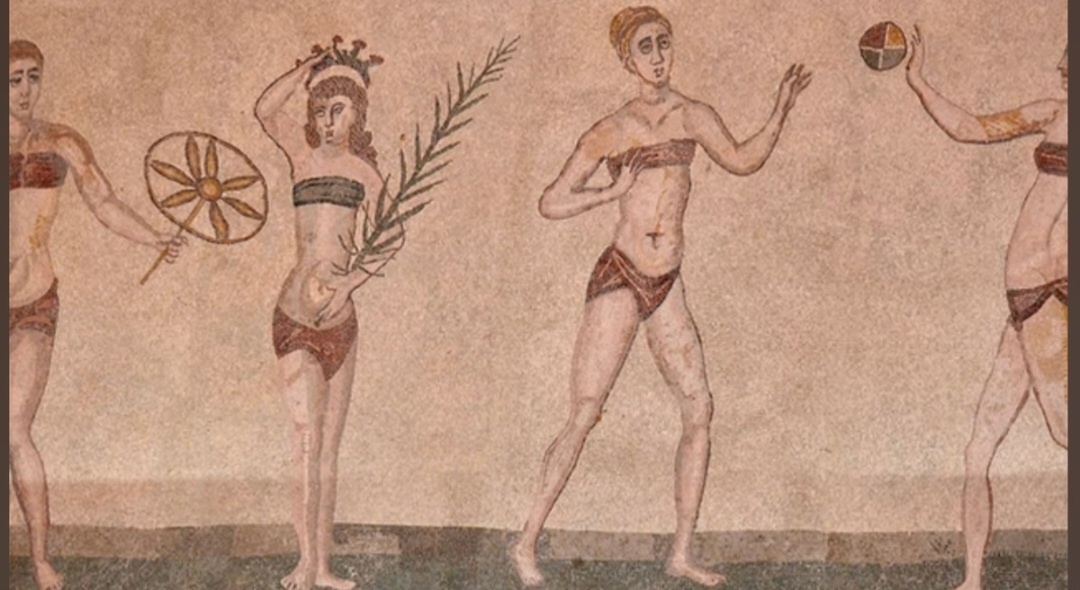 На римской мозаике изображены девушки, занимающиеся спортом в раздельном "спортивном купальнике", верх которого (кожанная лента) назывался "строфий".