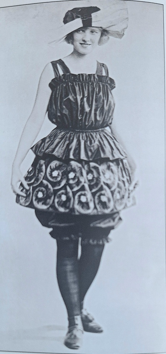 Молодая британка в нарядном варианте купальника  (прорезиненная тафта с шелковой аппликацией) образца 1905г. Купальный комплект с укороченными блумерами. Чулки, туфли и шляпа тоже ходили в пляжный купальный комплект.