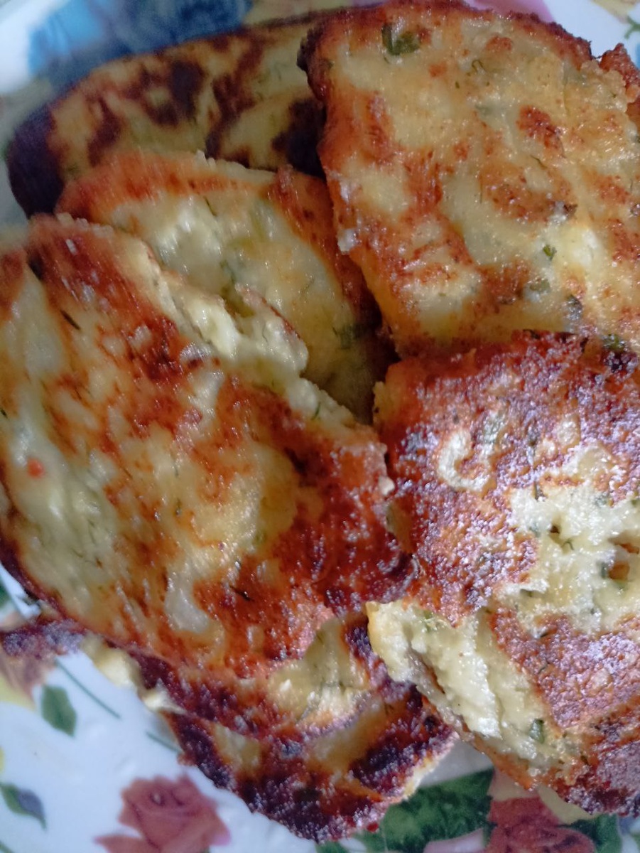 драники  картофельные с сыром и зеленью пользуются огромной популярностью несмотря на то, что их настойчиво тыпаются вытеснить пиццы, чикебурберы и другие новомодные фастфуды
