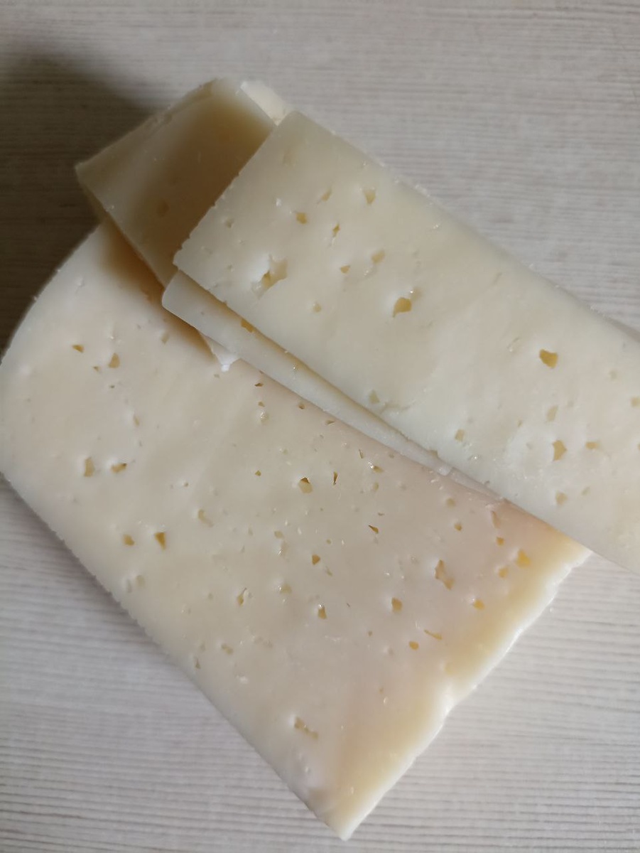 сыр желательно выбрать светлых сортов, но и желтый тоже хорошо сочетается с картошкой и зеленью