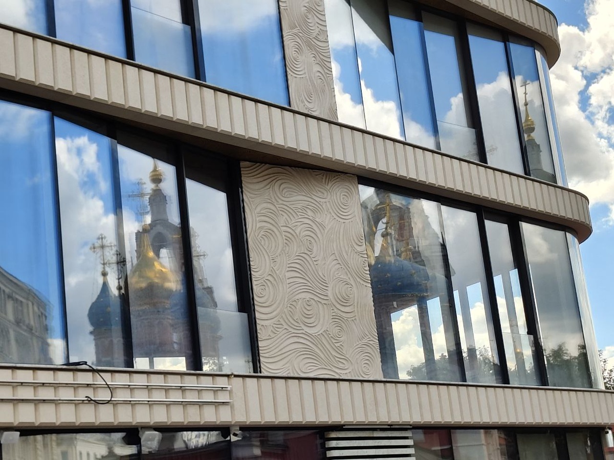 Как красиво отражается в стекле Храм Великомученика Георгия Победоносца!