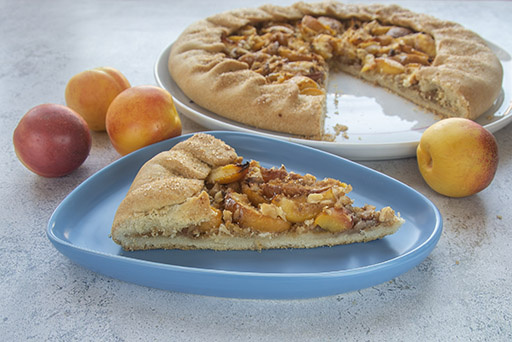 Галета с нектаринами из заварного теста