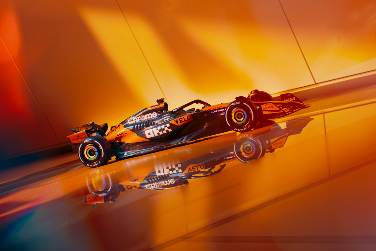Болид Формулы-1 McLaren MCL39 в ливрее 2025 года, демонстрирующий аэродинамический дизайн и цвета команды.