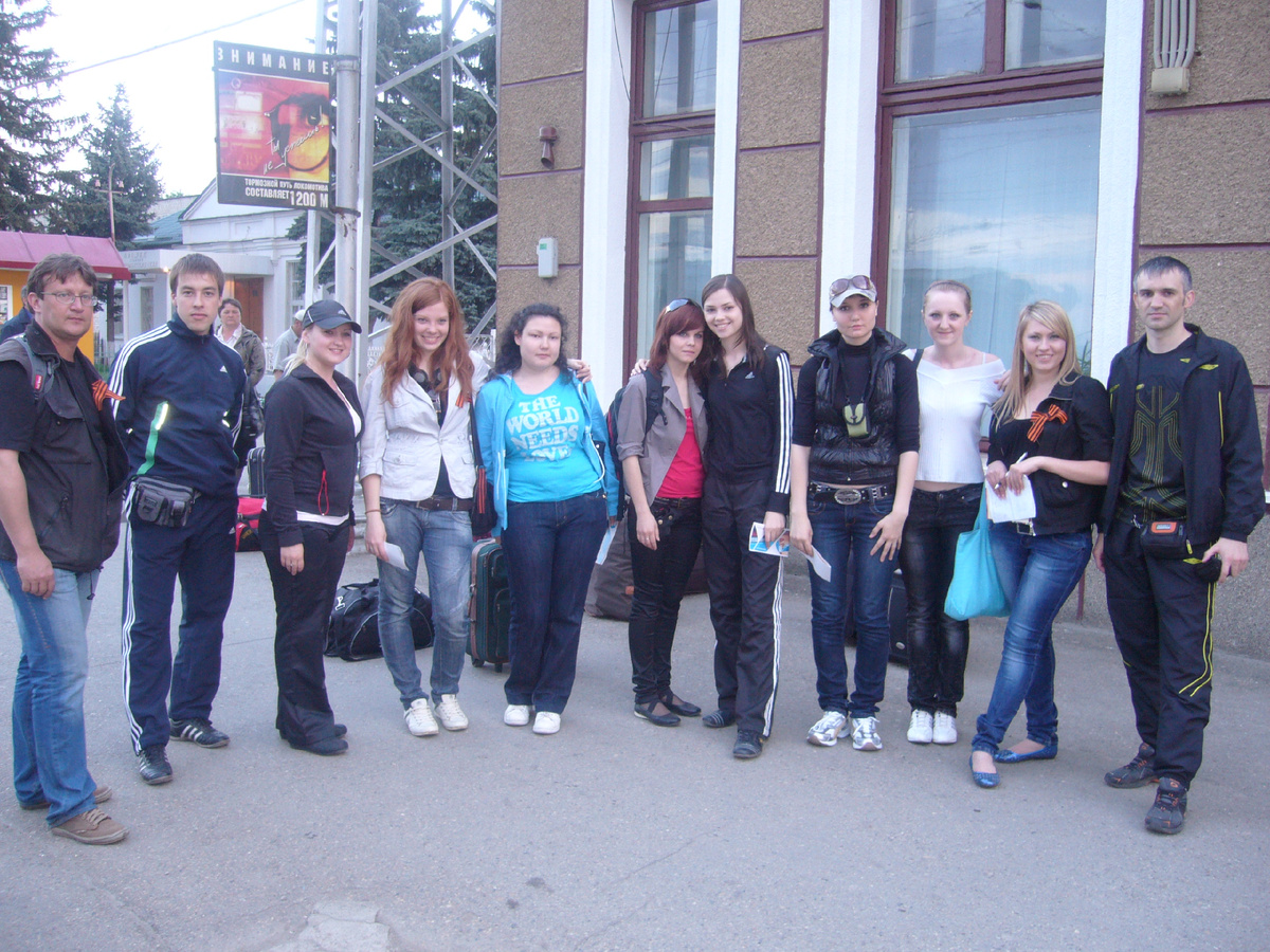 Невинномысск. Железнодорожный вокзал. Слева направо: Юрин Д.В., 2. Сергей, 3. Спиридонова Виктория, 4. Бакланова Алевтина, 5. Мангушева Маргарита, 6. Ткаченко (?), 7. Фомина Евгения, 8. Олегаш Екатерина, 9. Горошко Ирина, 10. Ефимова Татьяна, 11. Соловьев И.А.