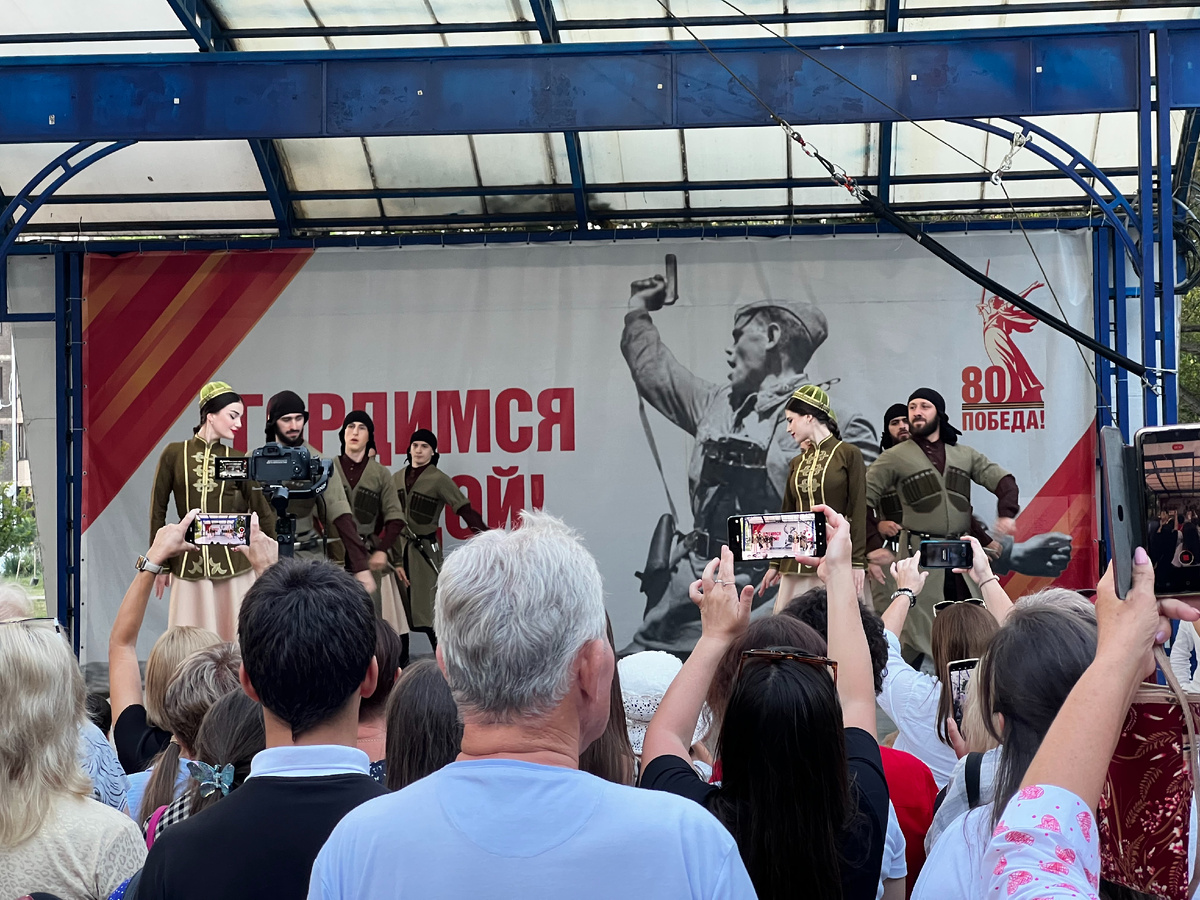 Зихия на сцене