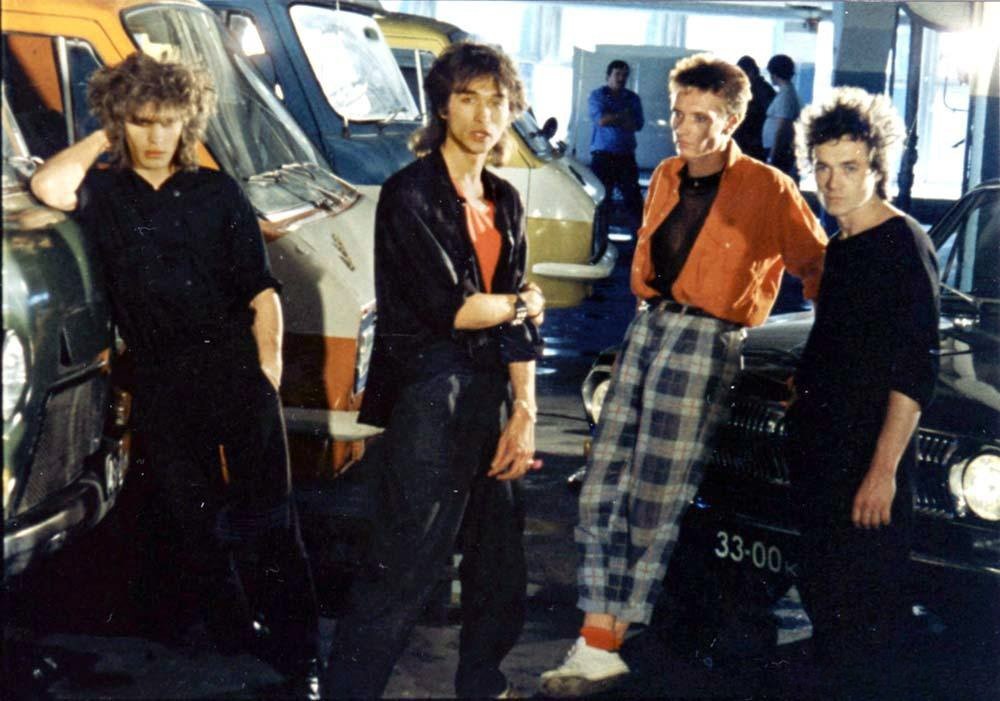 Киевский Государственный институт театрального искусства имени И. К. Карпенко-Карого📷Картина «Конец каникул» интересна ранними версиями известных песен «Кино», которые со временем будут изменены. Три из четырех композиций, прозвучавших в фильме, впоследствии войдут в альбом «Группа крови» уже совершенно в другом виде.