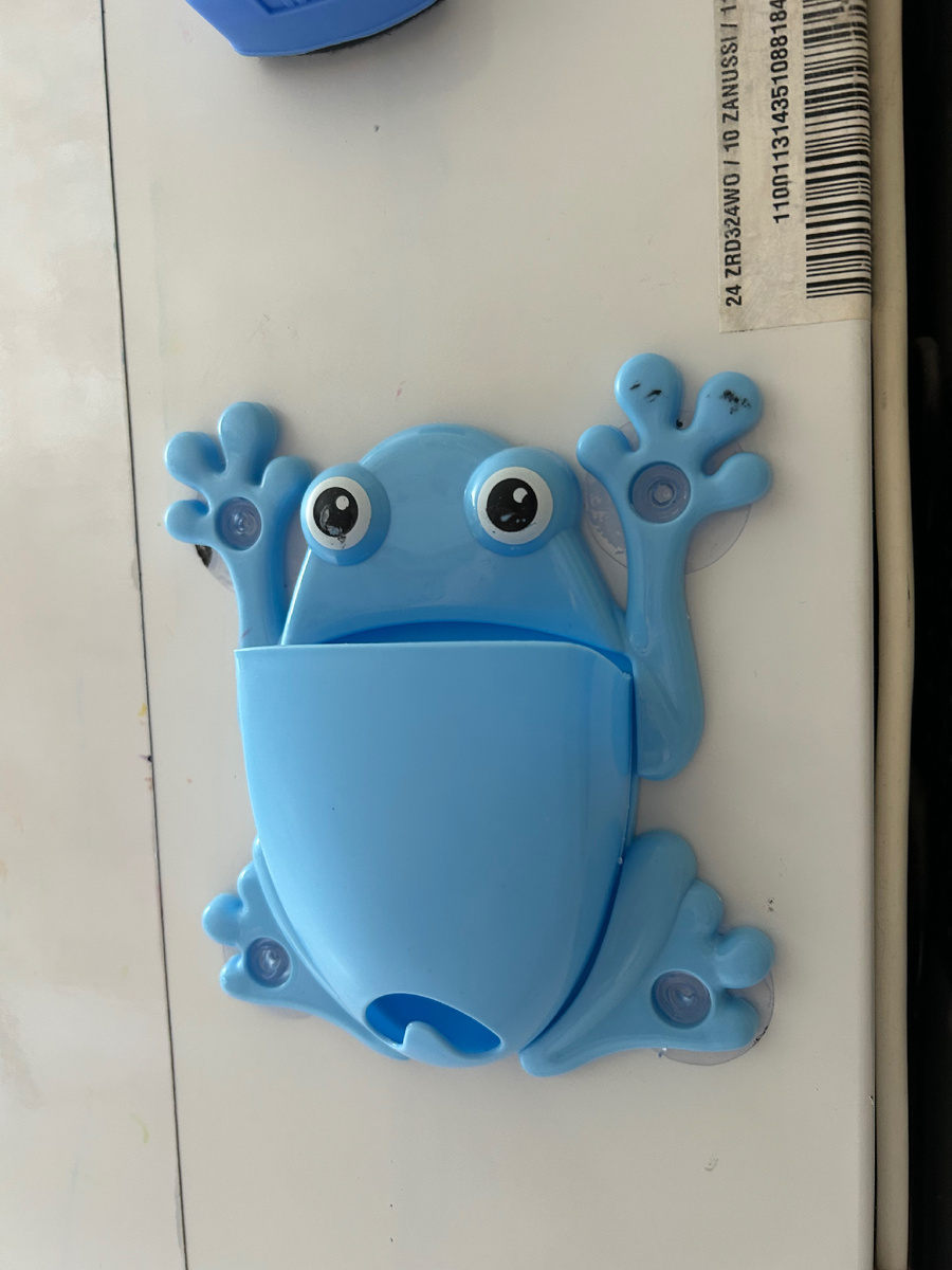 Я искала такую подставку среди тех, что позиционируют для зубных щеток в ванную. Главное, читайте отзывы - в других моделях многие жаловались на то, что присоски плохо держат. 