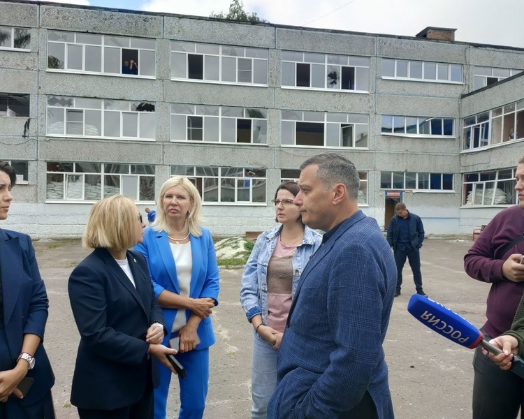     В Курске из-за ночной атаки украинского БПЛА пострадала школа №10