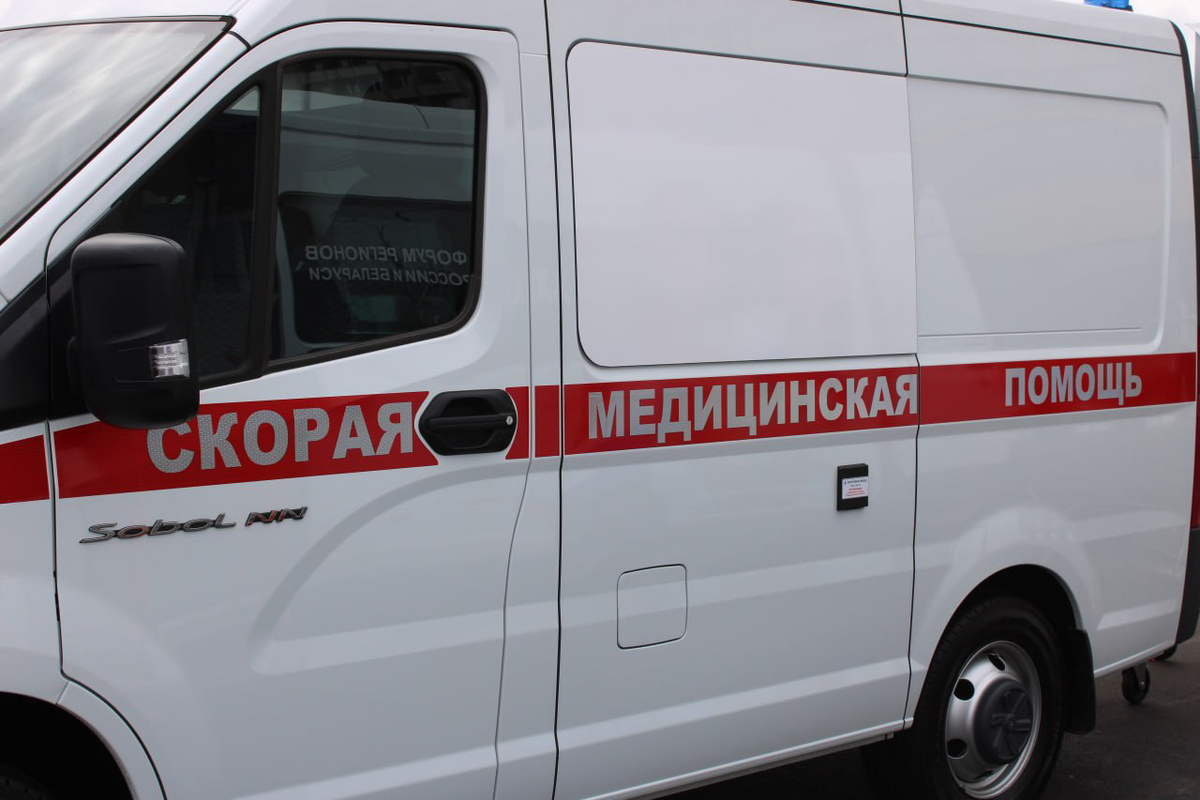 Мужчинам потребовалась помощь медиков.  Фото: ФедералПресс / Ксения Кобалия