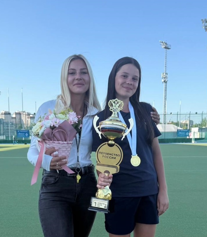 Тренер Анастасия Чернова с Амелией Сабитовой, забившей 11 голов во время одной игры