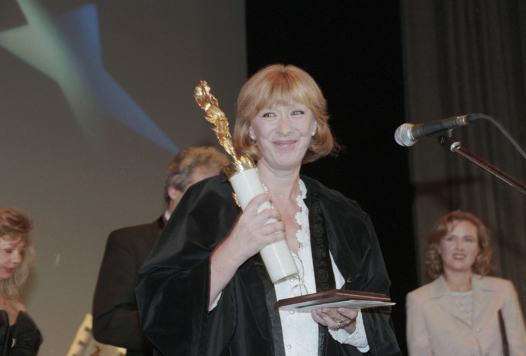    Москва, 1997 год. Актриса Екатерина Васильева с призом за работу в фильме «Королева Марго». Анатолий Рухадзе/Фотохроника ТАСС