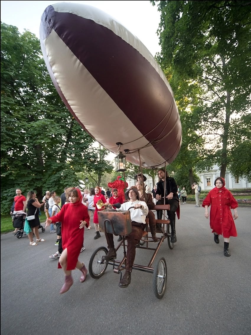 Красные Бабки охраняют велодирижабль.