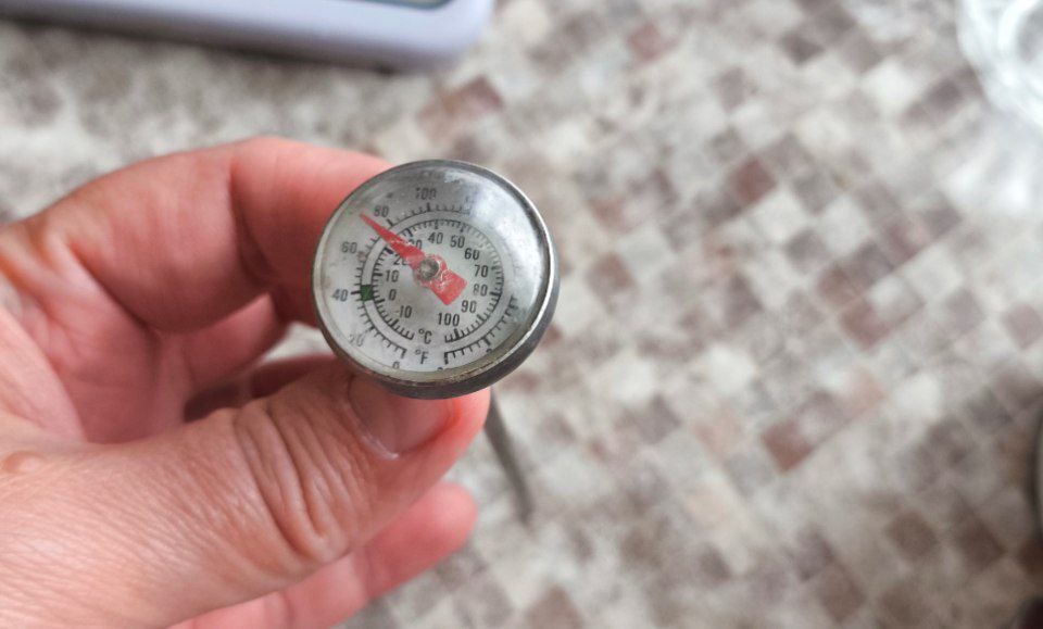 Повидавший виды термометр.