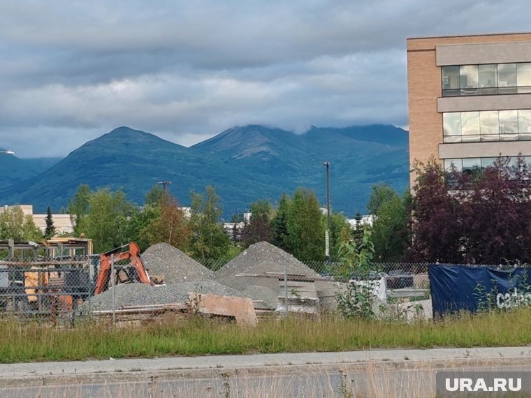 В 5:30 утра по местному времени они отправятся на военную базу JBER, где встретятся Путин и Трамп. Фото: Артур Якушко © URA.RU
