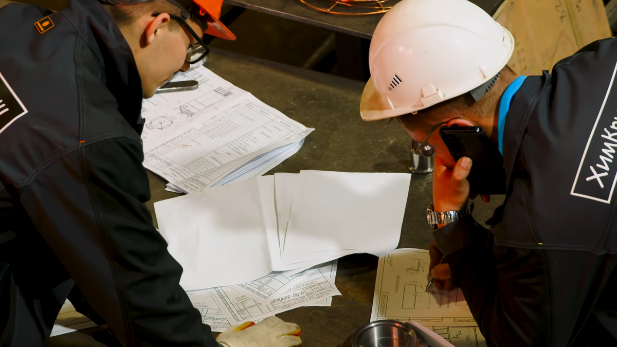 Наша с коллегой работа над чертежами в цеху ХимКриоМаш