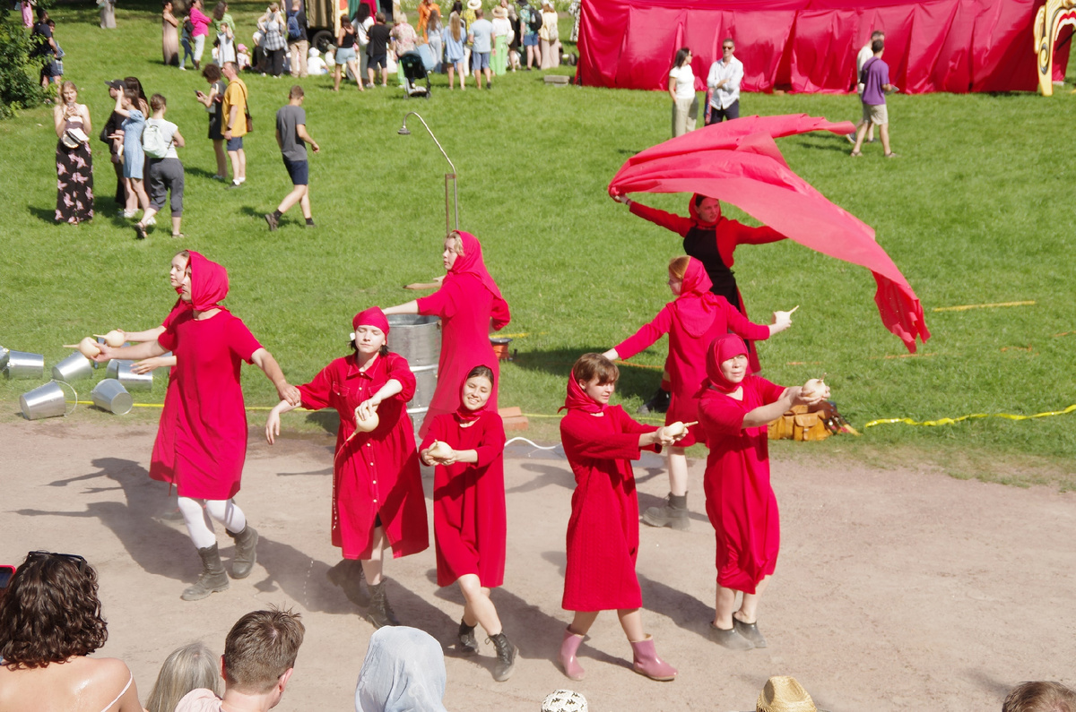 Красные Бабки танцуют вальс