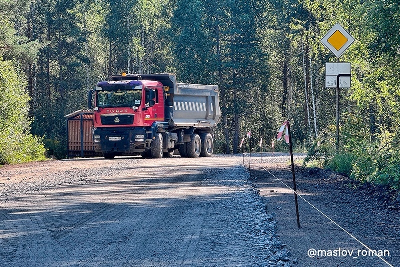    Уже размечены границы участка, строители засыпают дорогу щебеночно-песчаной смесью.