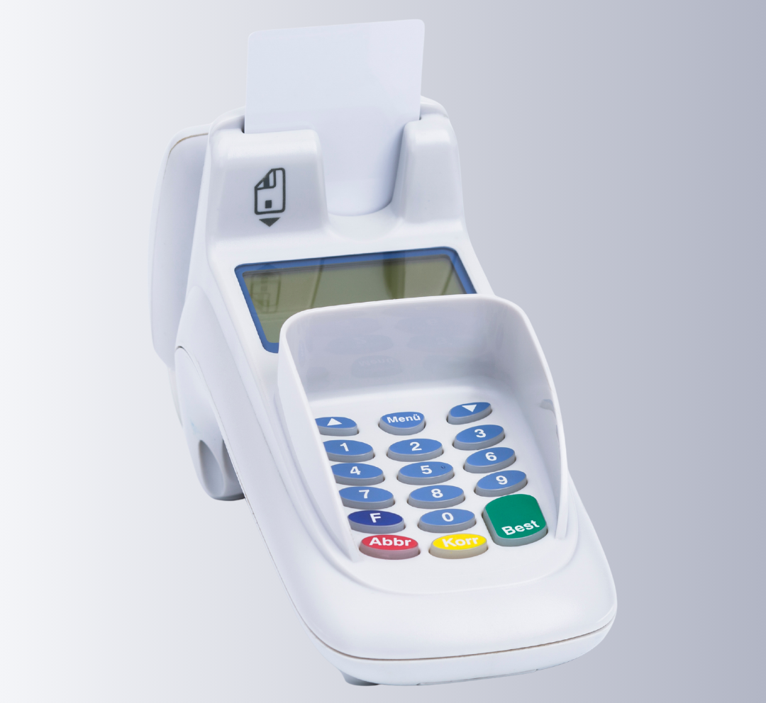 1. Завершение тестового периода
Самое важное изменение было проанонсировано еще в начале июля. Как известно, с 1 июля 2025 года все юридические лица и индивидуальные предприниматели, которые продают товары с обязательной маркировкой, должны применять кассовое оборудование и программные кассы, способные считывать коды маркировки (DataMatrix) и передавать информацию в систему контроля кассового оборудования, а также вести дифференцированный учет реализуемых товаров в разрезе кодов GTIN. Однако, было решено дать больше времени бизнесу для адаптации к новым правилам и минимизации возможных сложностей для покупателей. Это не значит, что до 1 ноября можно игнорировать требования законодательства, но если по объективным причинам выполнить их не удалось, штрафовать за это бизнес пока не будут.