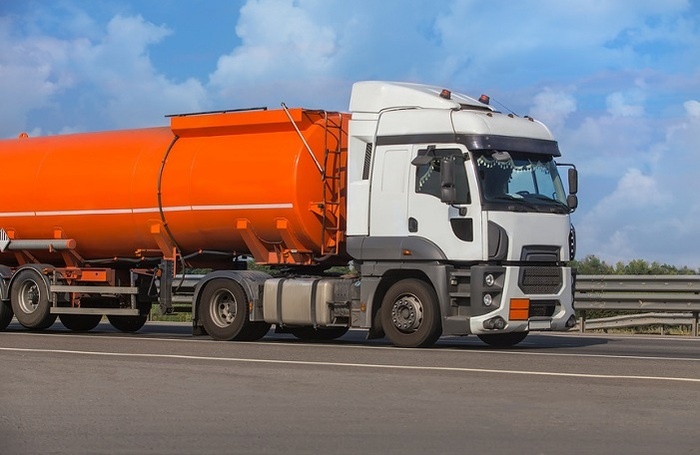    Грузовик с топливом.Юрий Бизгаймер / Фотобанк Лори