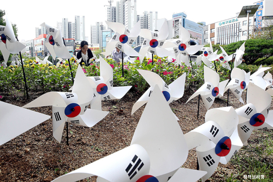 Украшения в честь празднования Кванбокчоля