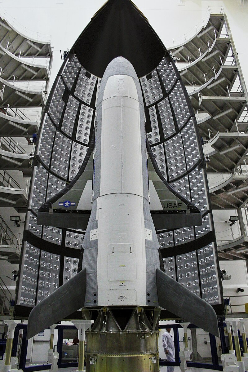 X-37B OTV-1 в обтекателе ракеты-носителя “Atlas V” перед первым полётом. Фото — United Launch Alliance.