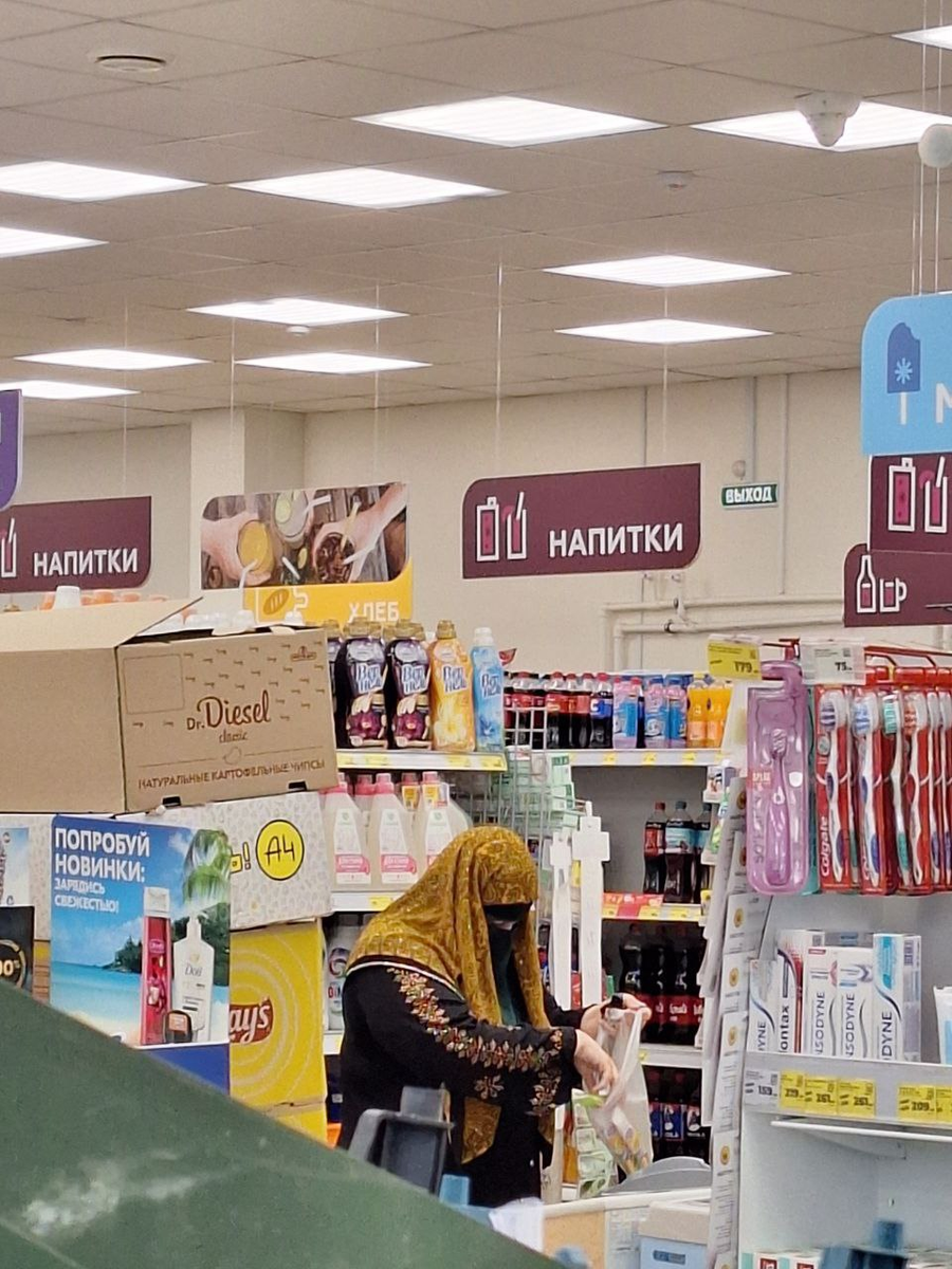 Женщину - водителя в никабе заметили в магазине. Фото: соцсети