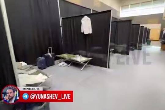    Прибывших в Анкоридж российских журналистов поселили на стадионе и пообещали бесплатно кормить